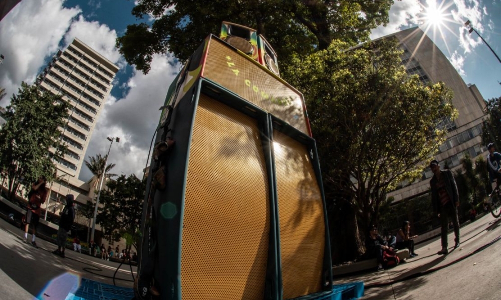 Caja amplificadora de La comadre en espacio publico.