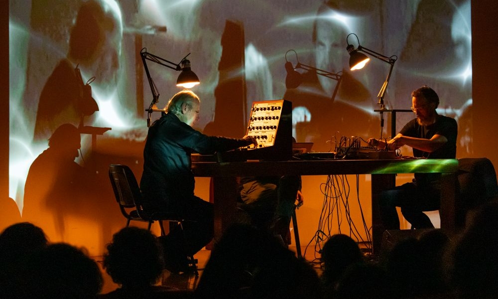 Puesta en escena de Las Monjas durante su presentación en la franja Sonar CK:WEB (en vivo)