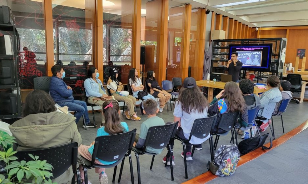Un grupo de jovenes asiste al laboratorio