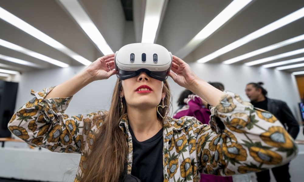 Rebecca Poirrot usando un visor de Realidad aumentada