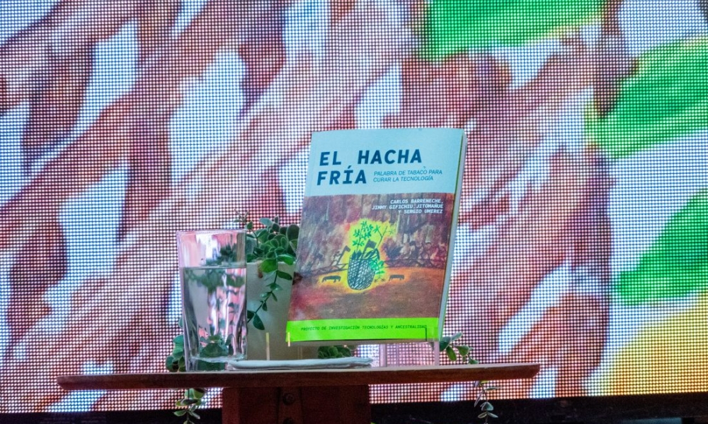 Imagen de la publicación del Hacha Fría en el auditorio, lugar en donde se llevó acabo el evento