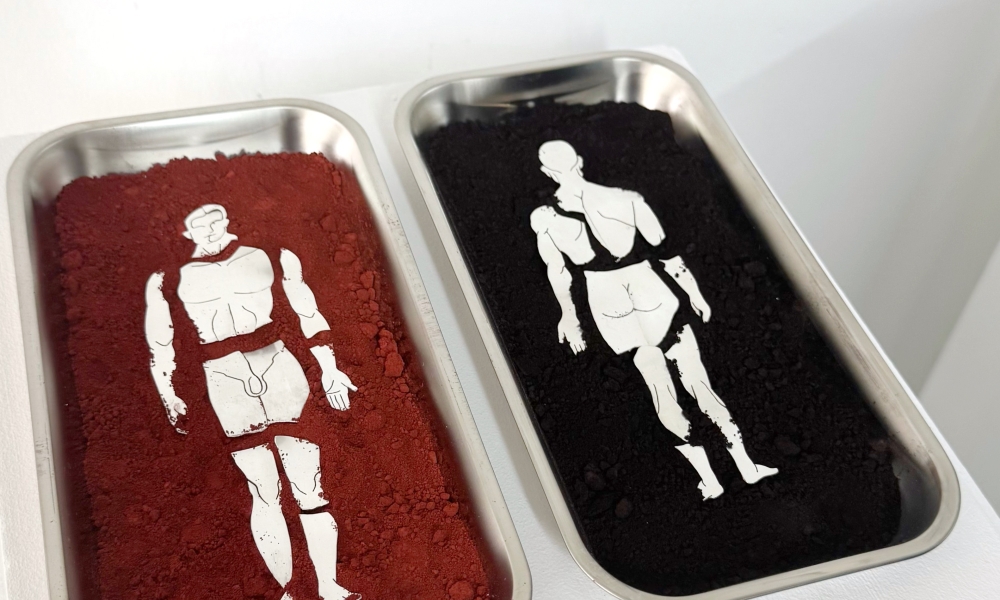 dos contenedores con polvo de color rojo y negro y una figura humana en blanco en cada uno