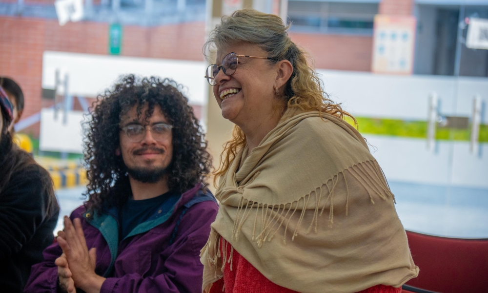 Mujer ganadora del programa Más Cultura Local de Bosa en reunión inicial de ganadores