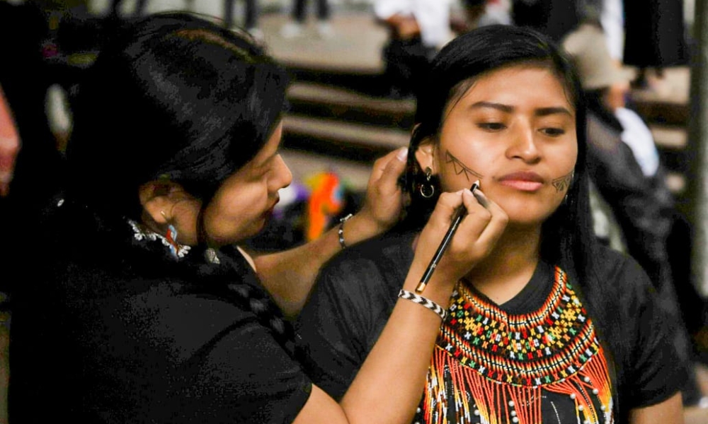 mujer indígena en actividad cultural