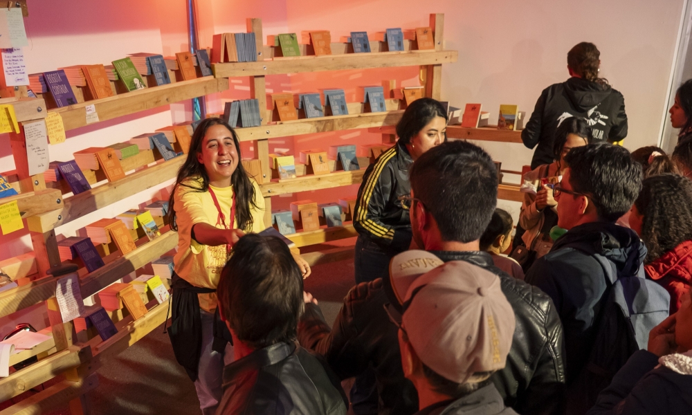 entrega de libro al viento en la Filbo 