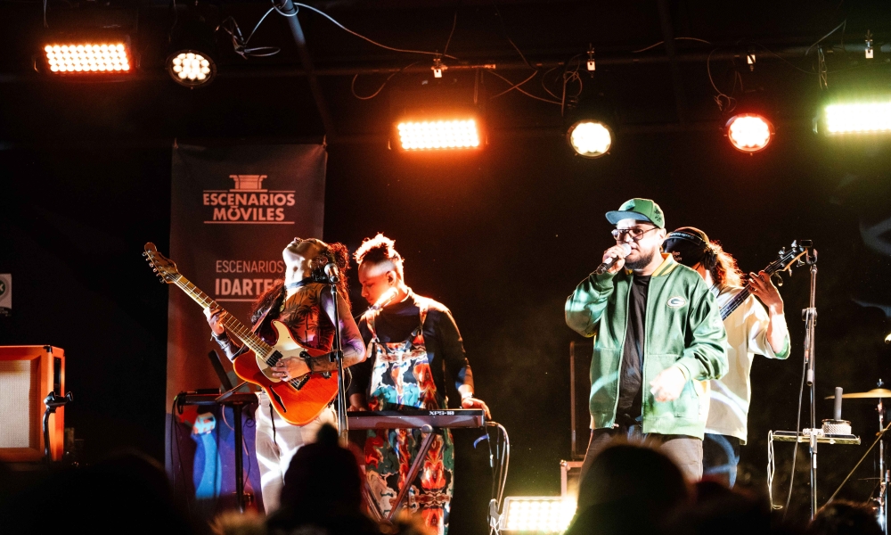 Personas presentando concierto en el Planetario