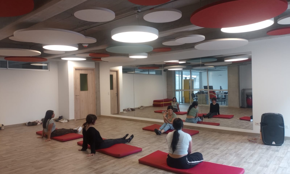 Un grupo de niños estira en uno de los salones del nuevo Crea Salamanca.