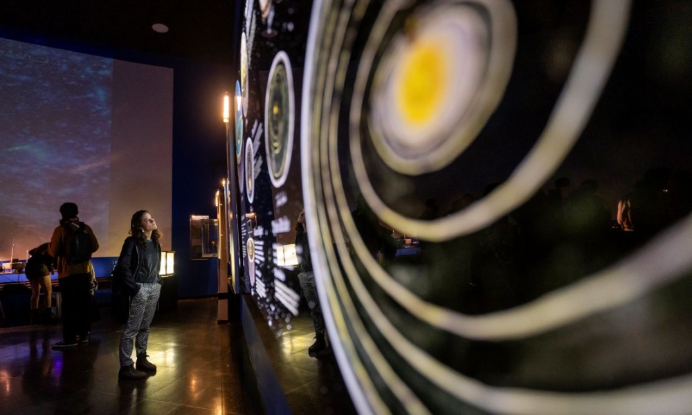 Usuaria durante la experiencia de la muestra del laboratorio maquinas para atrapar cometas