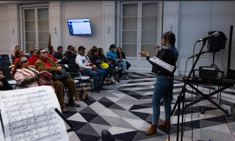 personas participando en las mesas de sectores