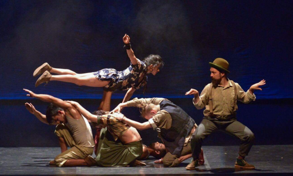 Obra las Raíces Flojas hombres en escena