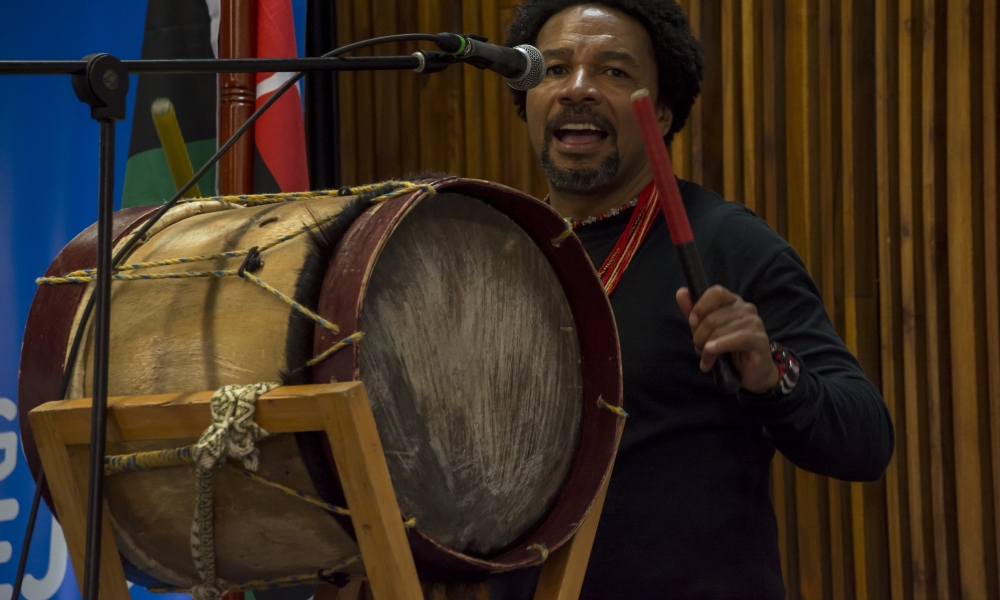 Representación afro en la FILBO Hombre tocando tambor