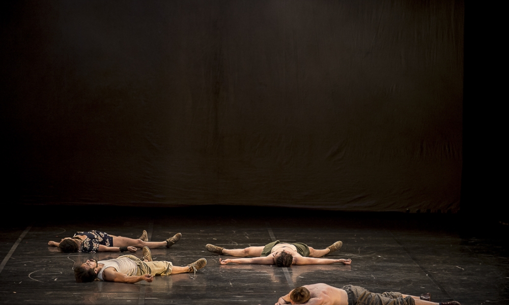 Obra Raíces Flojas actor en escena