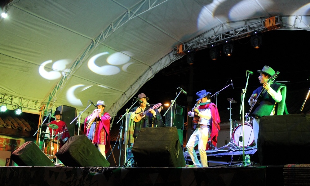 Ukamau Grupo de artistas en tarima