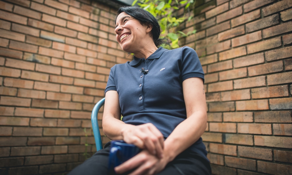 Las manos de María Buenaventura Artista en medio de la entrevista