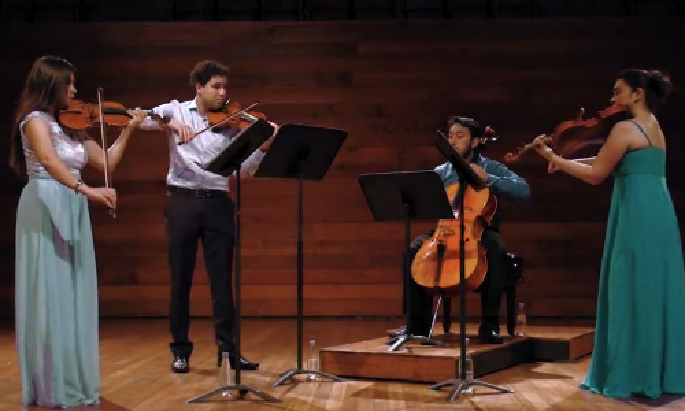 Cuarteto de música tocando instrumentos Cuarteto de música tocando instrumentos