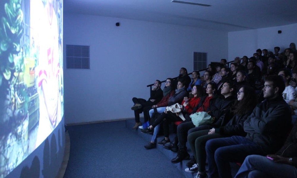Foto de la sala asociada, Fondo de cultura económica un grupo de personas frente a una pantalla viendo una audiovisual