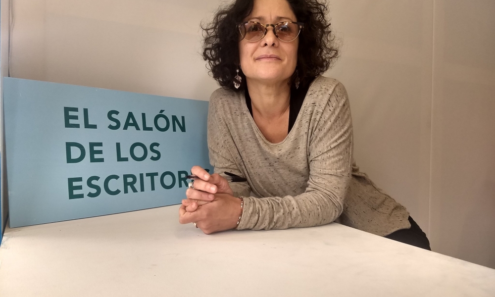 Pilar Quintana Mujer y texto: se lee el salón de los escritos.