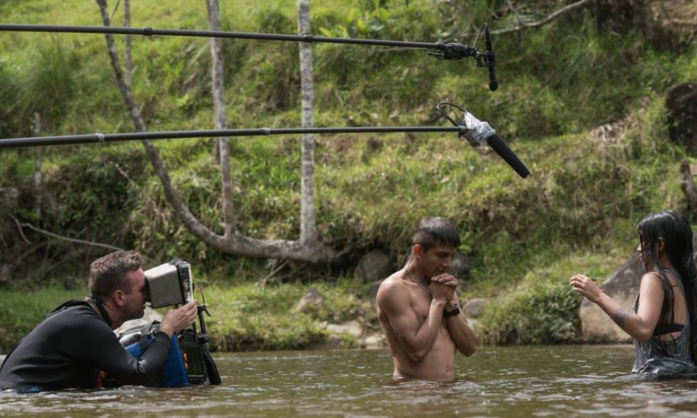 Escena detrás de cámaras del rodaje de la película Matar a Jesús Hombre y mujer en el rio