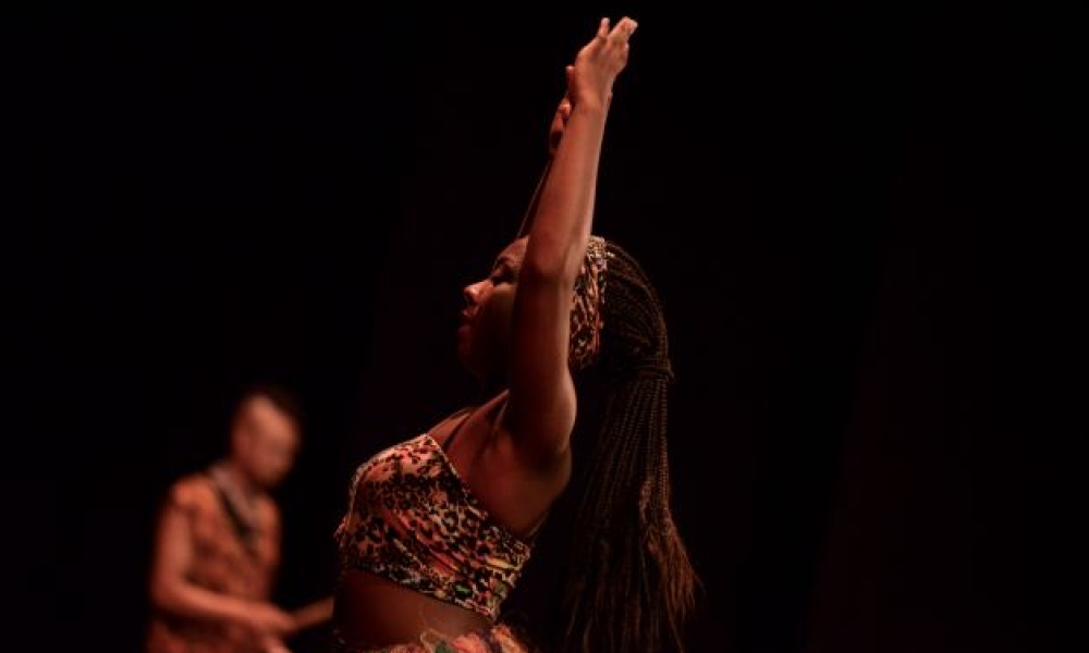 Convocatoria para la población Afro Persona bailando en escena