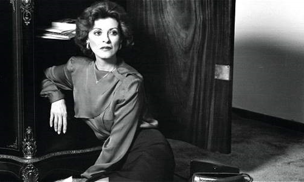 Gloria Zea Mujer recostada.