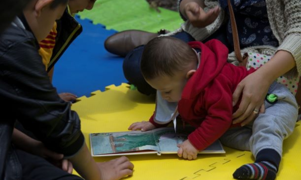 Picnic Literario Niño lee con sus papás