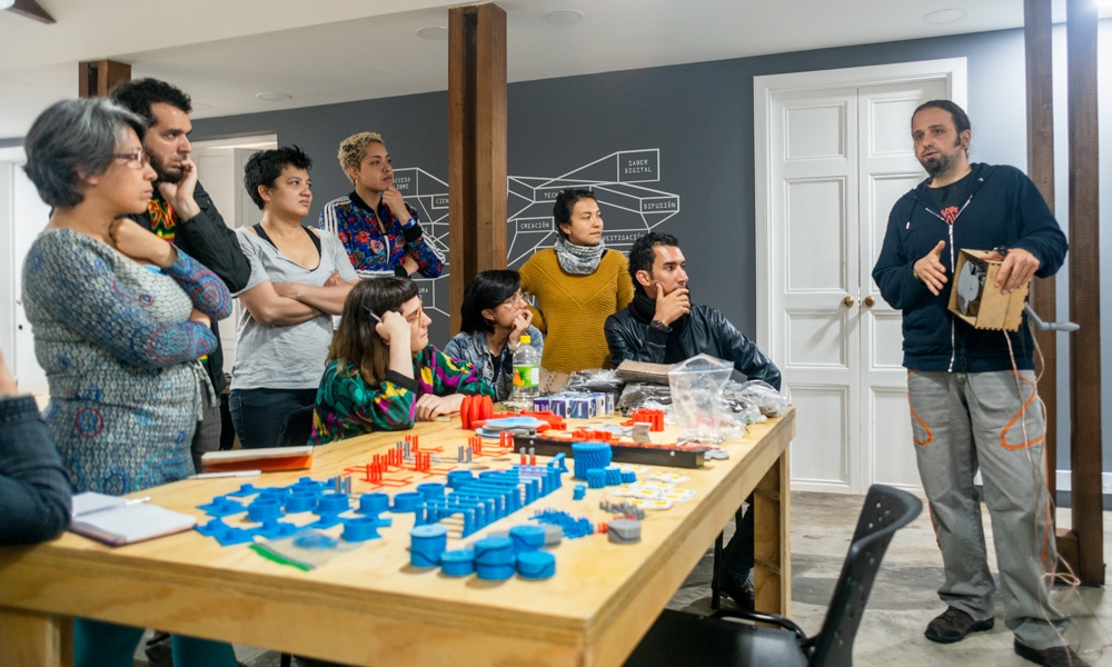 Convocatorias Arte, Ciencia y Tecnología_ Personas en laboratorio de taller de arte, ciencia y tecnología.