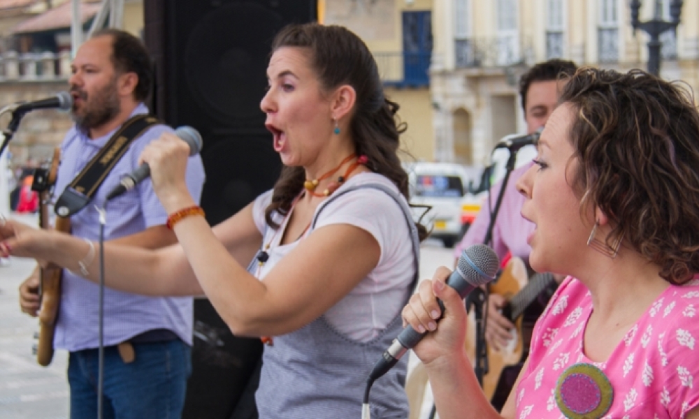 grupo musical en escena en escenario al aire libre
