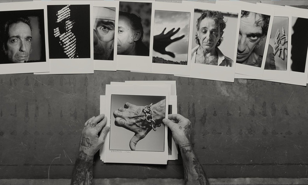 Foto película La línea de la sombra Director Alberto García Alix fotos tipo retrato puestos en una mesa