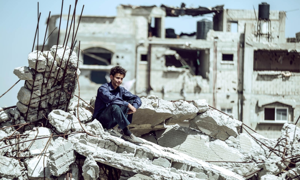 Película El Ídolo hombre sentado en escombros en Palestina