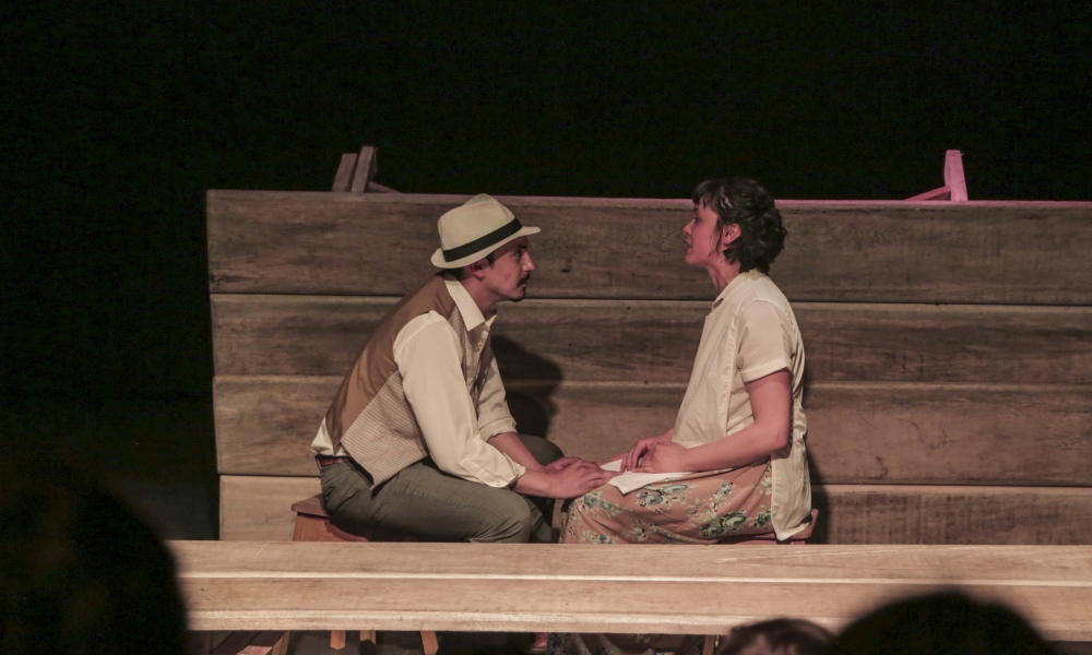 Obra Ana en el Trópico - Agrupación C.I.T.A Hombre y mujer en obra de teatro.
