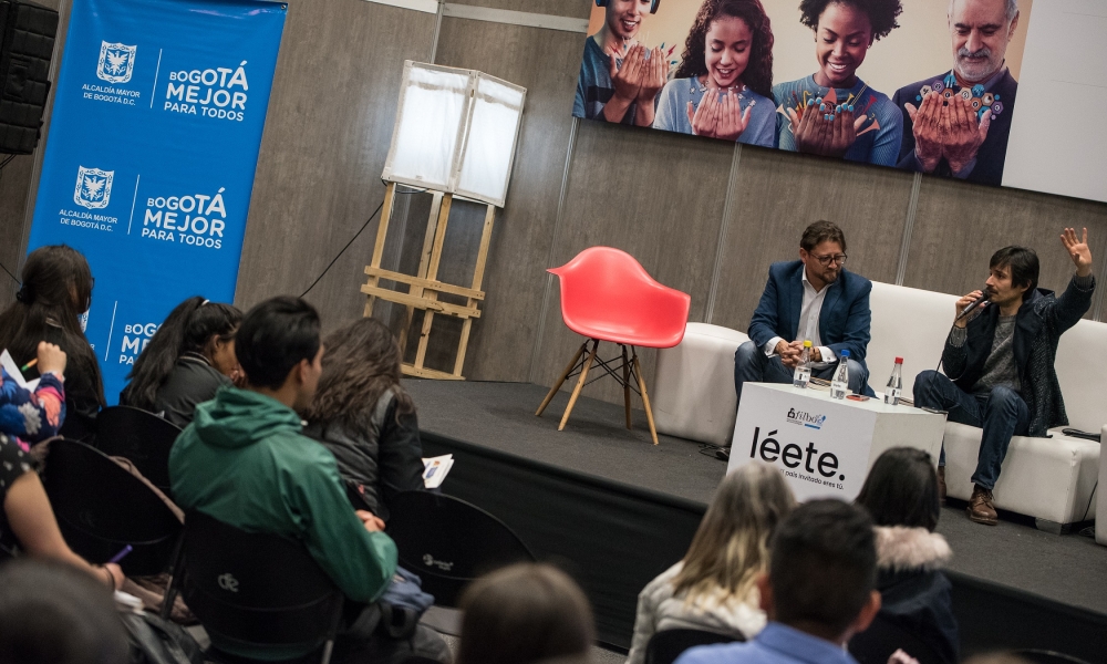 Lanzamiento libro de Camilo Bácares Salón de conferencia con asistentes