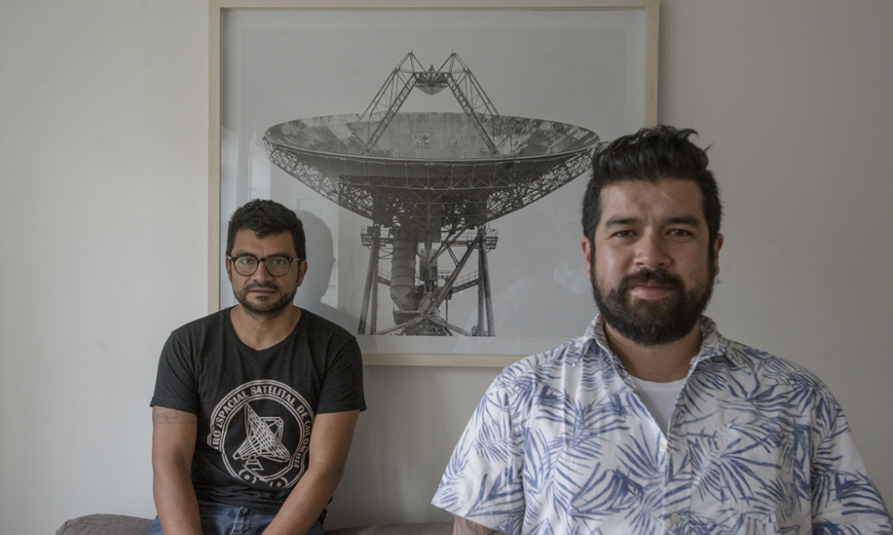 En los pensamientos de La Decanatura Dos hombres sentados en sofa
