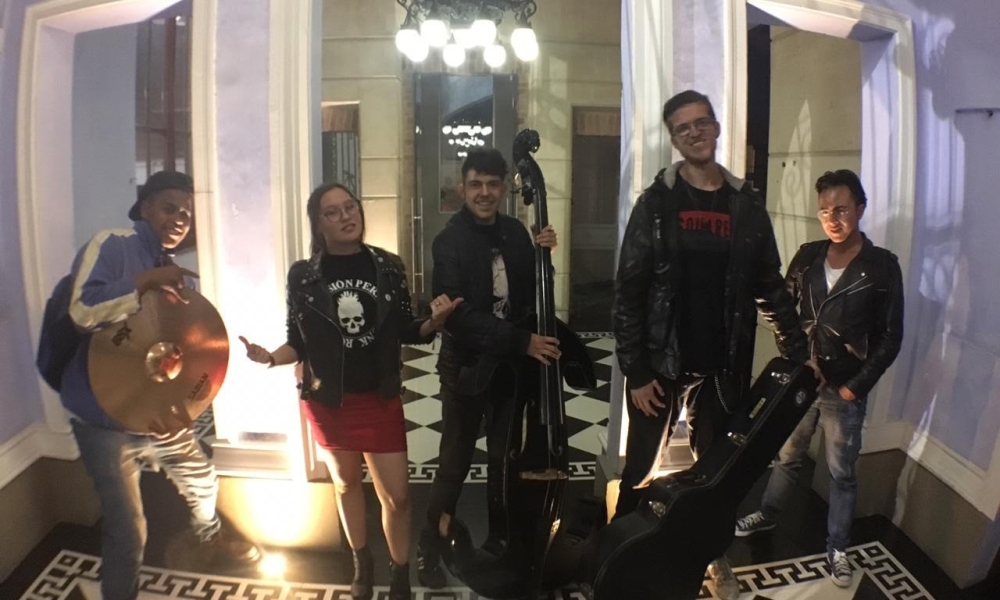 Jóvenes posando cámara