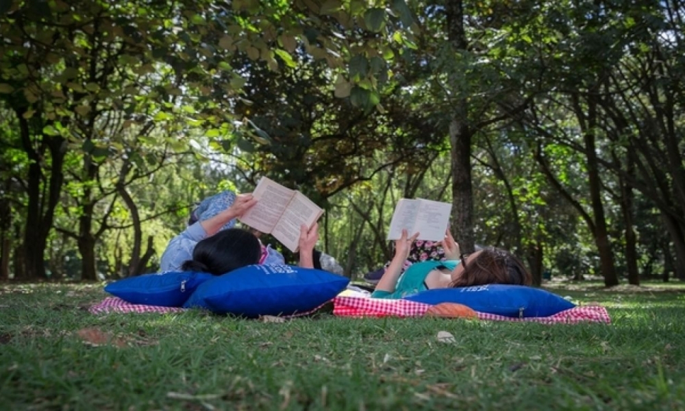 Talleres literarios gente leyendo