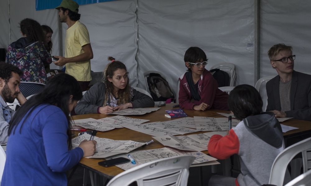 Talleres de Escritura Creativa Jóvenes en mesas de trabajo