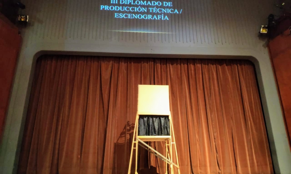 Conversatorios para agentes del arte dramático Escenario teatro iluminado