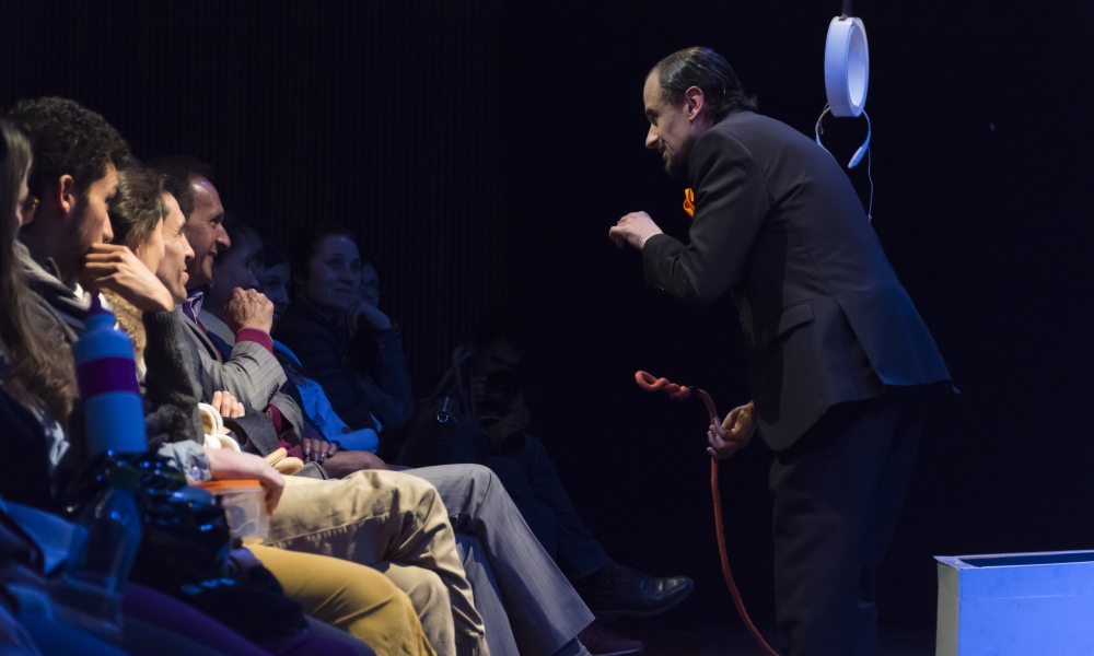 Hombre interactuando con público teatral