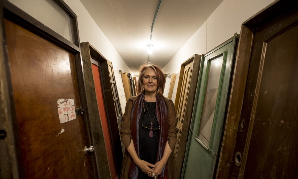 María Elvira Escallón Mujer con puertas de fondo