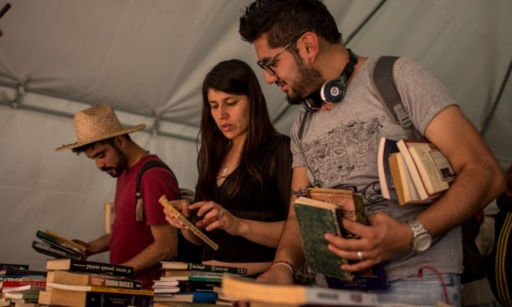 Septiembre Literario Personas buscando libros