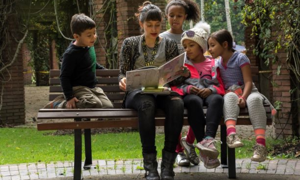 Septiembre Literario Mujer lee libro a niños