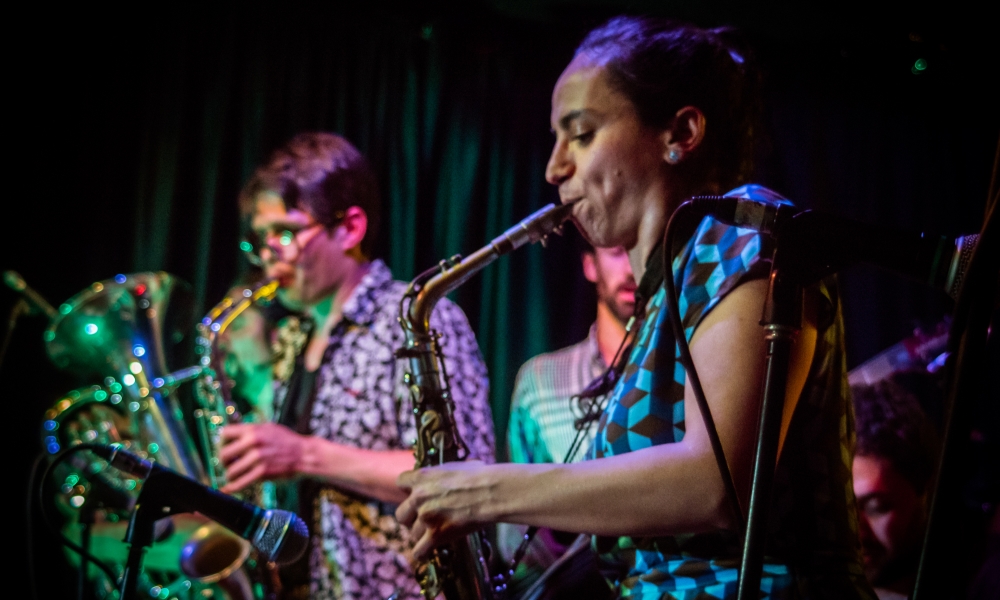 DC en Vivo estará presente en Expobar 2019 Hombre y mujer tocando instrumentos musicales