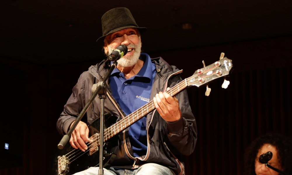Roberto Echevarría tocando guitarra 
