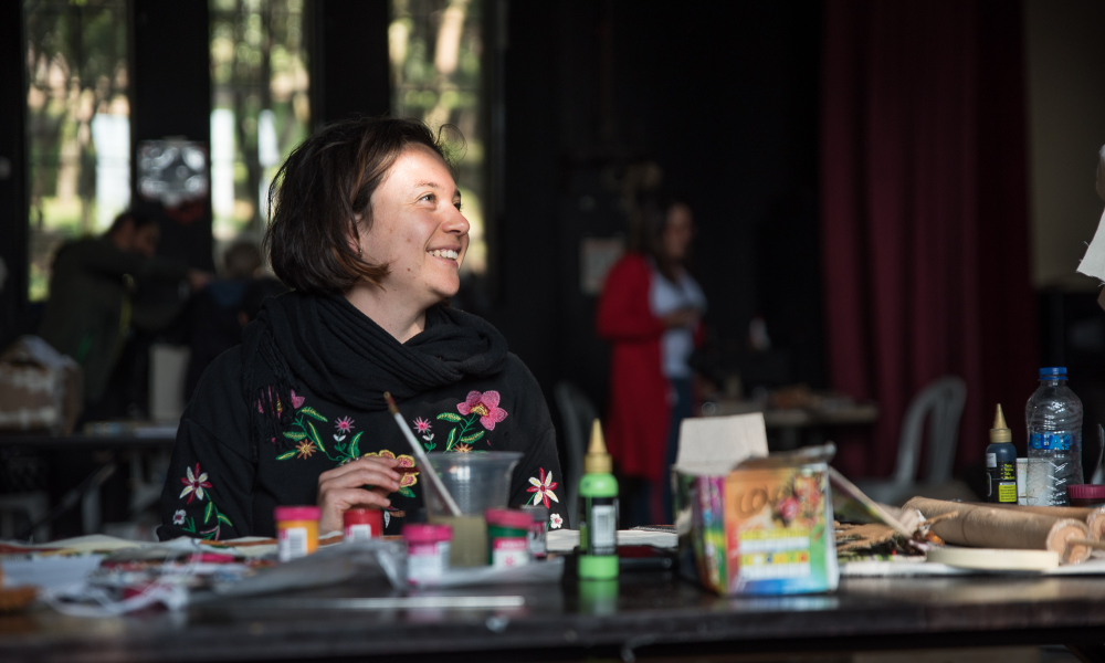 Mujer participando en actividad creativa