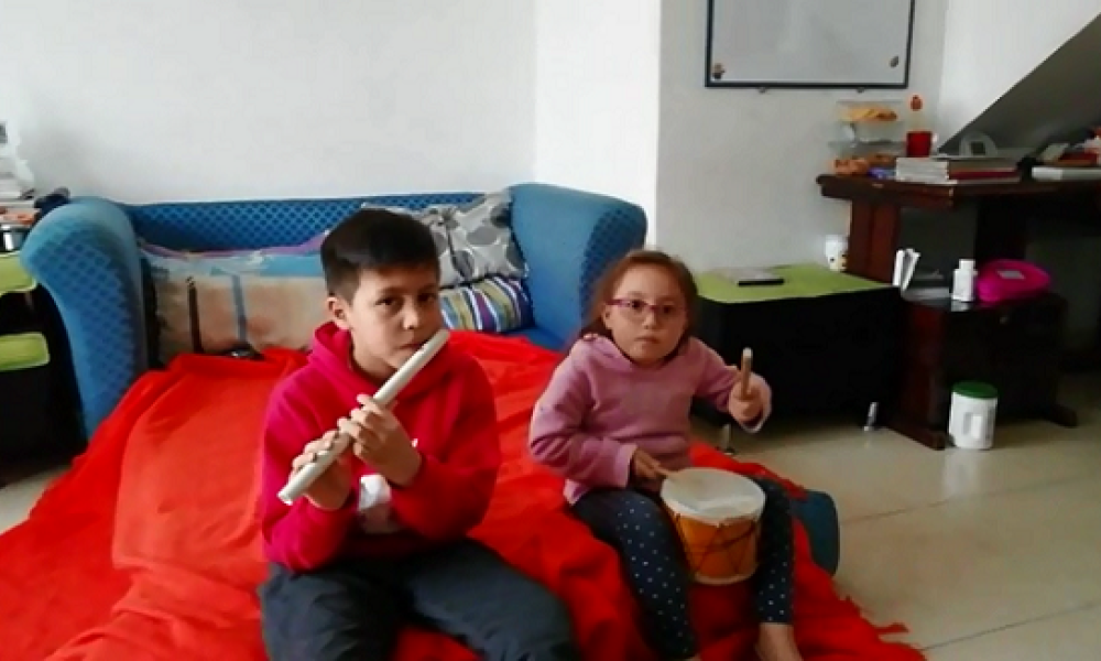 Niños haciendo música Niños haciendo música