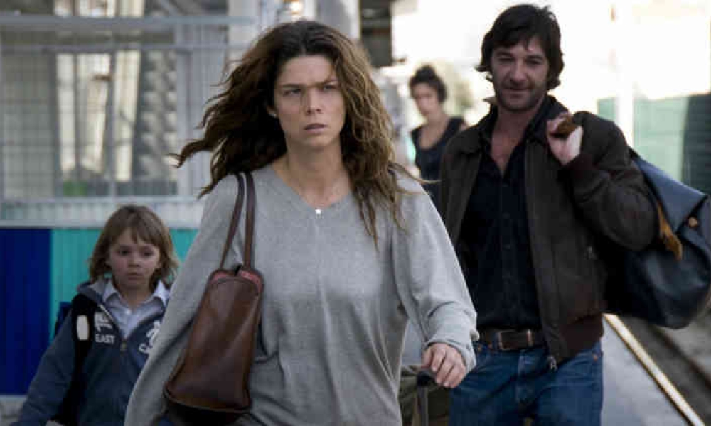 'Anna', dirigida por Jacques Toulemonde. Una mujer camina delante de un hombre y un niño