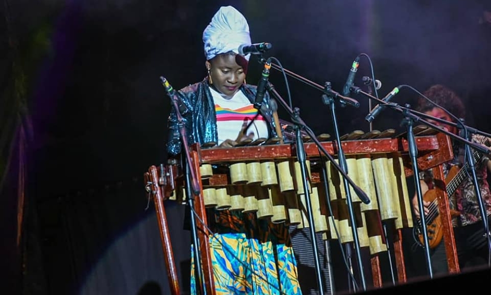 Mujer en tarima tocando la marimba 