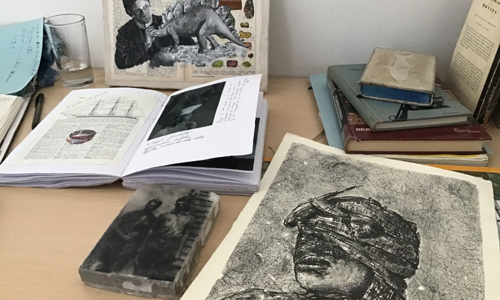 De visita en el taller Libros sobre una mesa