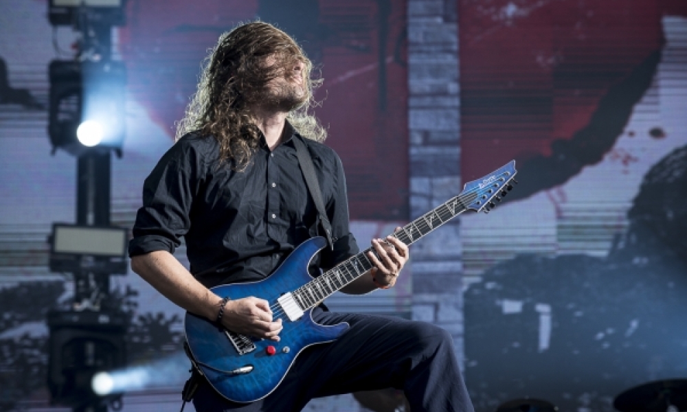 hombre con guitarra Hombre en stage con guitarra