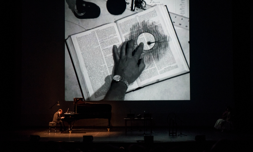 Paper music. Foto de Mathew Valbuena
