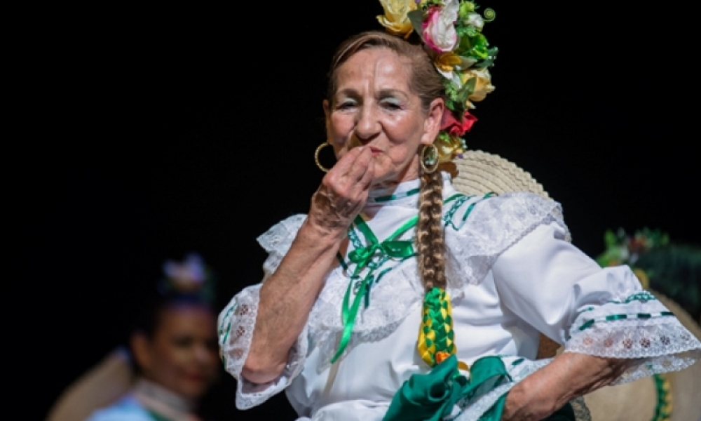 Mujer bailando Mujer bailando